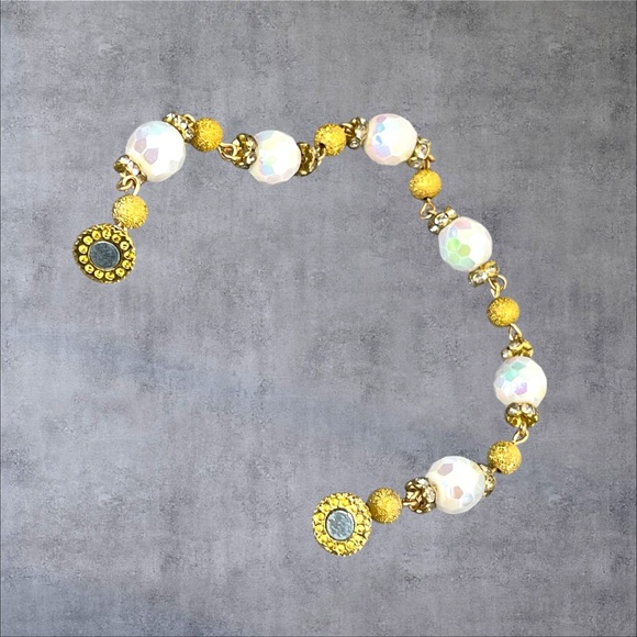 Gold plated bracelet with magnetic clasp plus white beads - Picture 4 of 5
